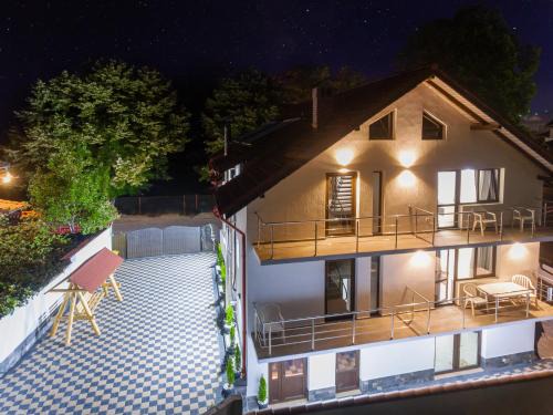 Novaci House | Pensiunea D & Ylan