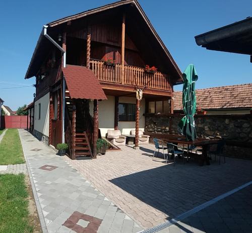 Cartisoara House | Pensiunea Denis