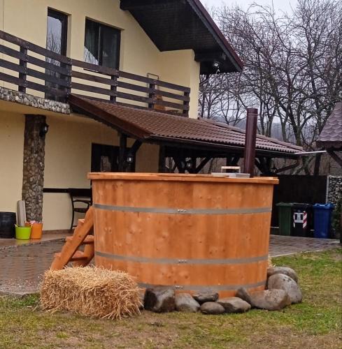 Bala House | Pensiunea Gradinarilor cu ciubăr și stație de încărcare electrică auto