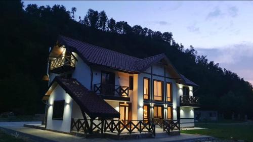 Bratca House | Pensiunea Lavanda