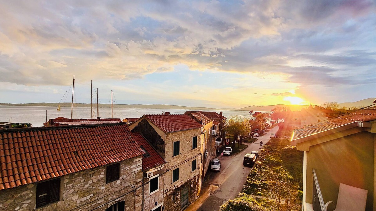 Kastel Gomilica Apartment | Penthouse Apartment with Sea View – 50m to Beach