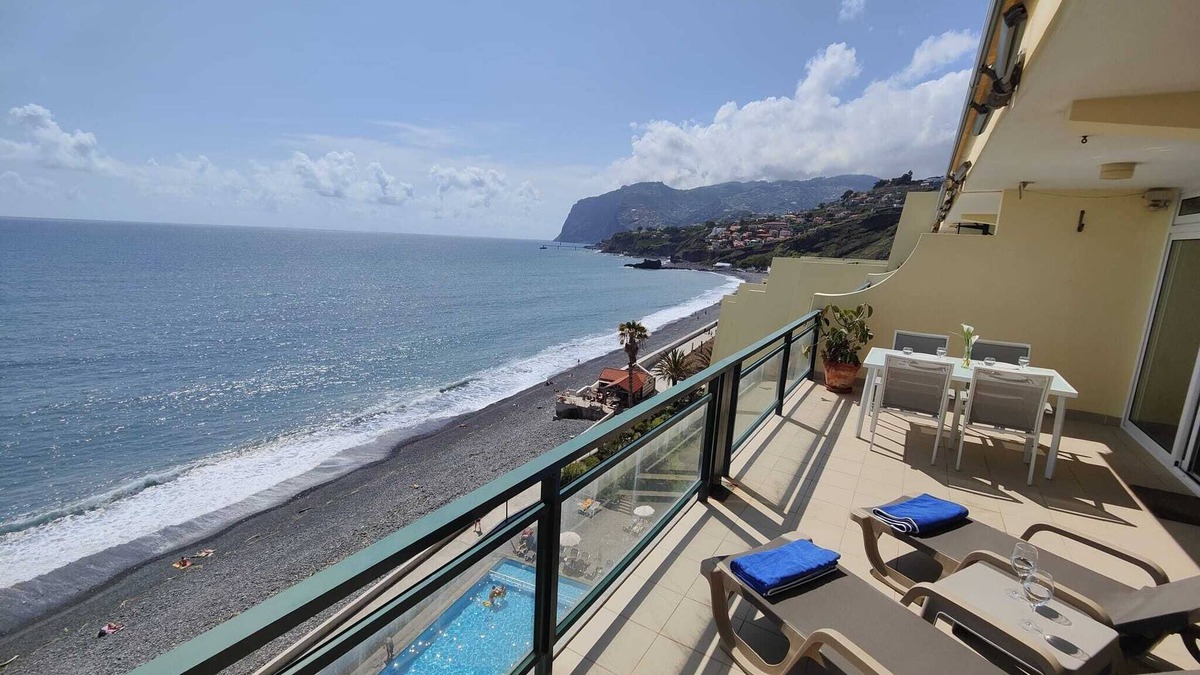 Sao Martinho Apartment | Penthouse apartment by the beach with amazing ocean and mountain view