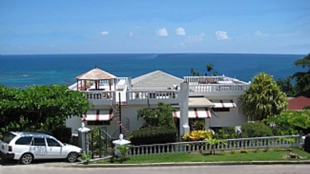 Hopewell Apartment | Penthouse Apartment With Magnificent Sea Views. Minutes from the beach.