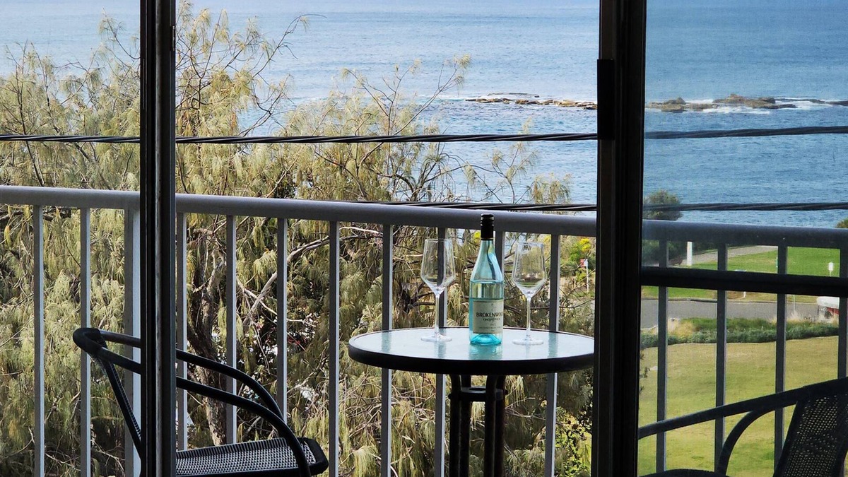 Coogee Apartment | Penthouse Apartment With Ocean Views - 1 Bed, 1 Bath, Parking. Coogee Beach