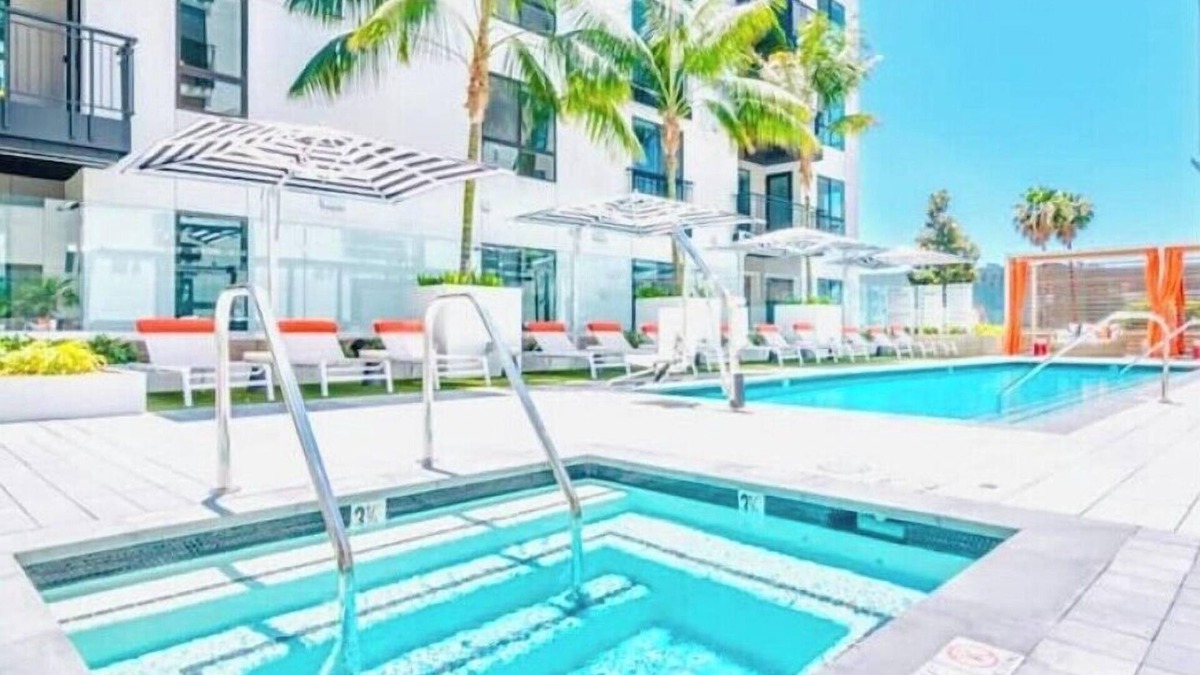 Hollywood Condo | Penthouse + Balcony + Pool view. Welcome Champagne! Hollywood Sign! Free to park