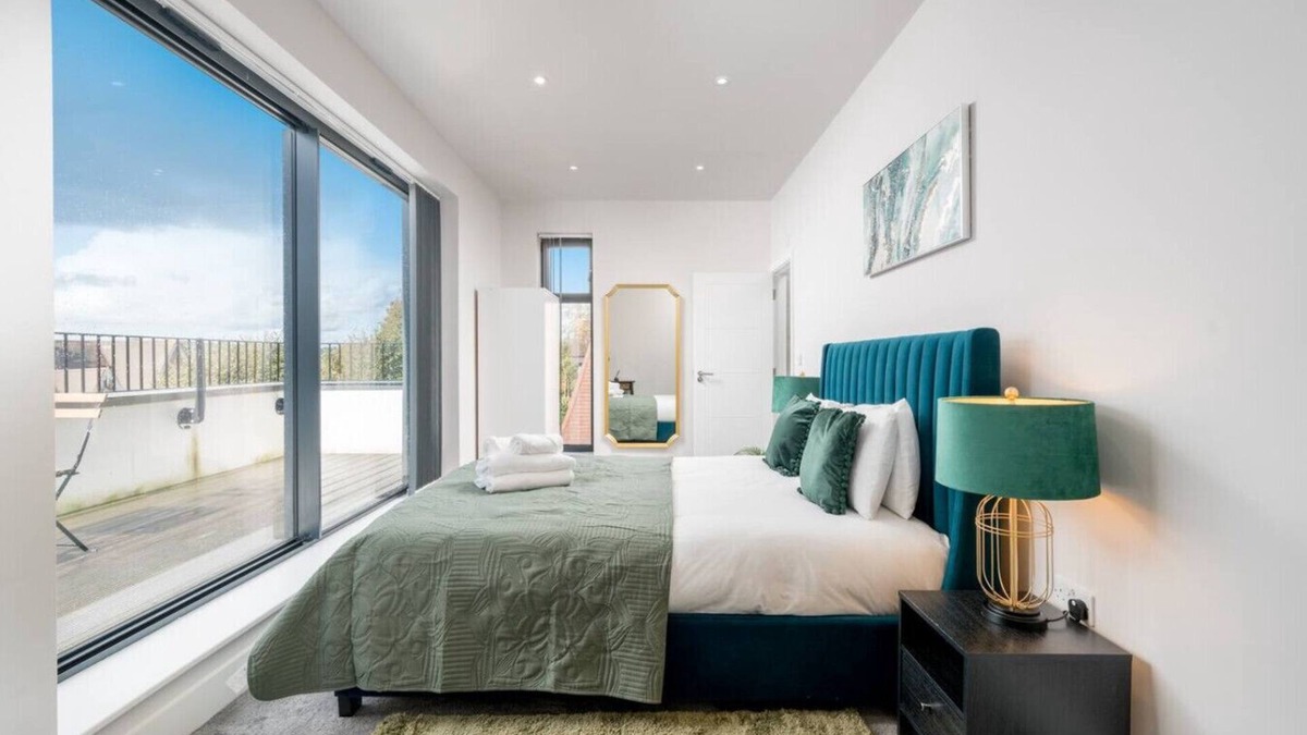 Finchley Apartment | Penthouse Large -Free Parking