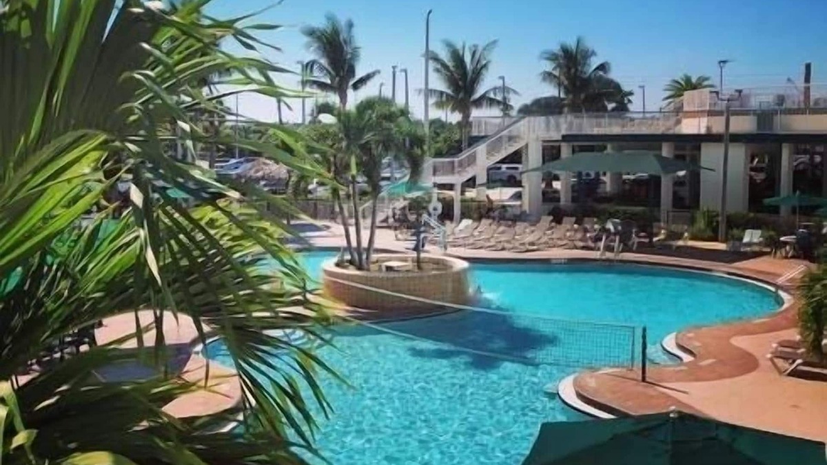 Cocoa Beach Resort | PENTHOUSE : OCEAN FRONT - DOUBLE BALCONY