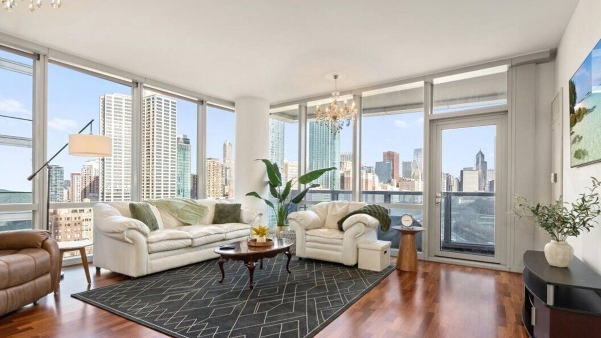 South Loop Condo | Penthouse Paradise Executive Elegance Elevated Amenities Sleeps 6