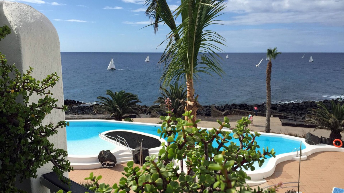 Costa Teguise Condo | Penthouse right by the sea, super complex, infinity pool, year-round season.
