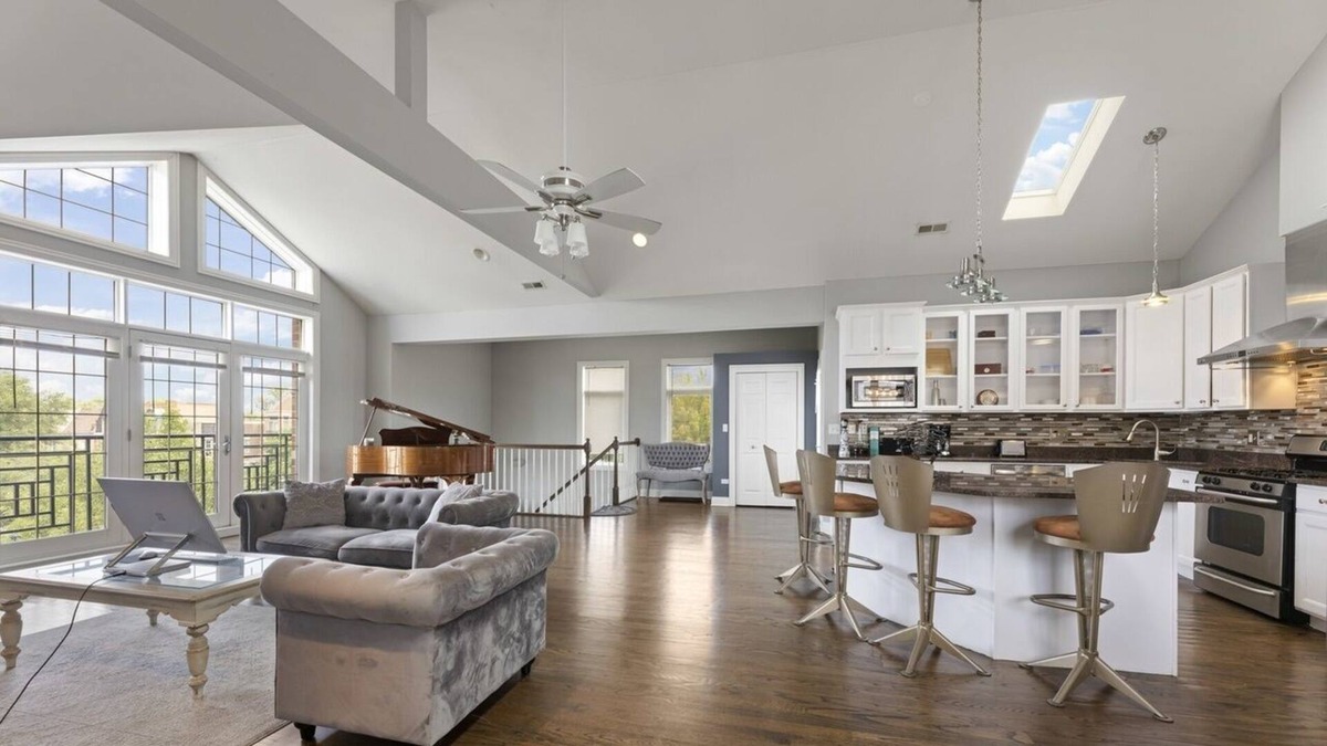 Bronzeville Condo | Penthouse Spa Condo @ Bronzeville