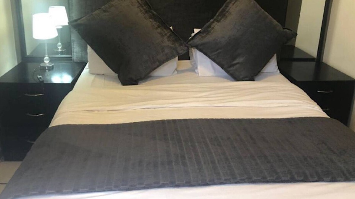Greater Johannesburg Metropolitan Area Apartment | Penthouse Suite! 1-bedroom apartment with WiFi and AC in vibrant Sandton