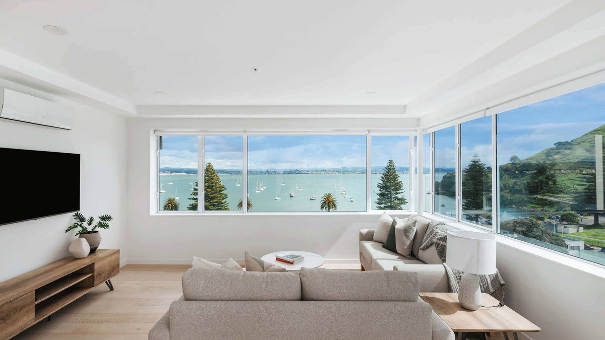 Mount Maunganui Apartment | Penthouse Views | Pool + Parking | Luxury Stay
