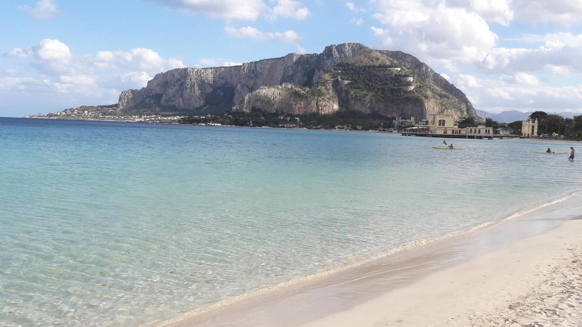Mondello Apartment | Penthouse with panoramic terrace in front of Mondello beach