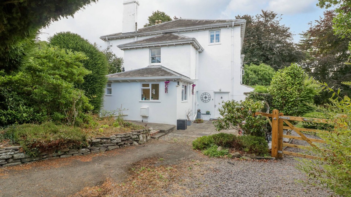 Llanwenarth Cottage | PENTRE COURT COTTAGE, pet friendly, with a garden in Abergavenny
