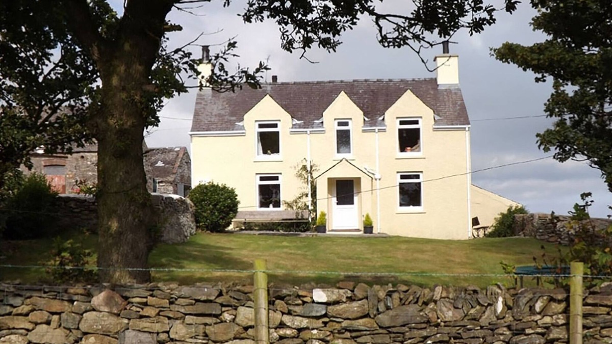 Amlwch Cottage | PENTREHEULYN, pet friendly, with open fire in Carreglefn