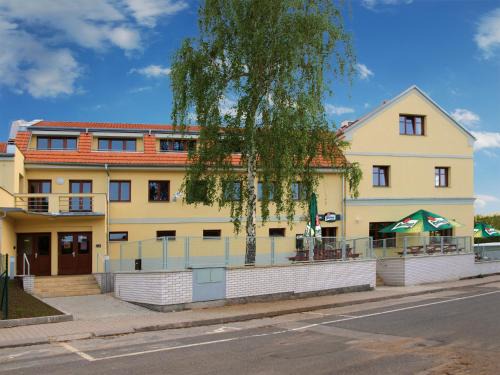 Kyje House | Penzion a Restaurace Simanda