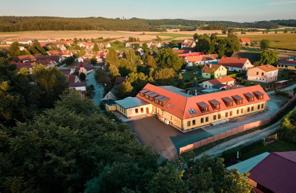 Pluhuv Zdar House | Penzion a restaurace Zlatovláska u zámku Červená Lhota