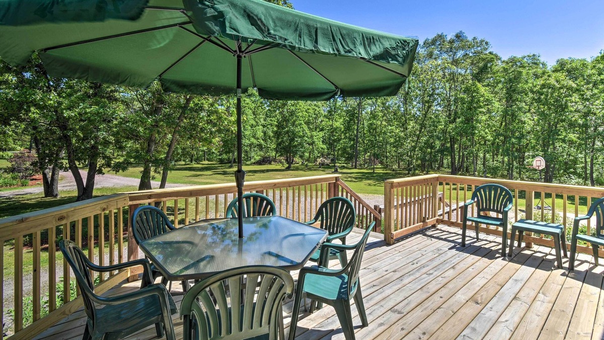 Lyndon Station House | People & Paws Home w/Fenced Yard by the Dells!