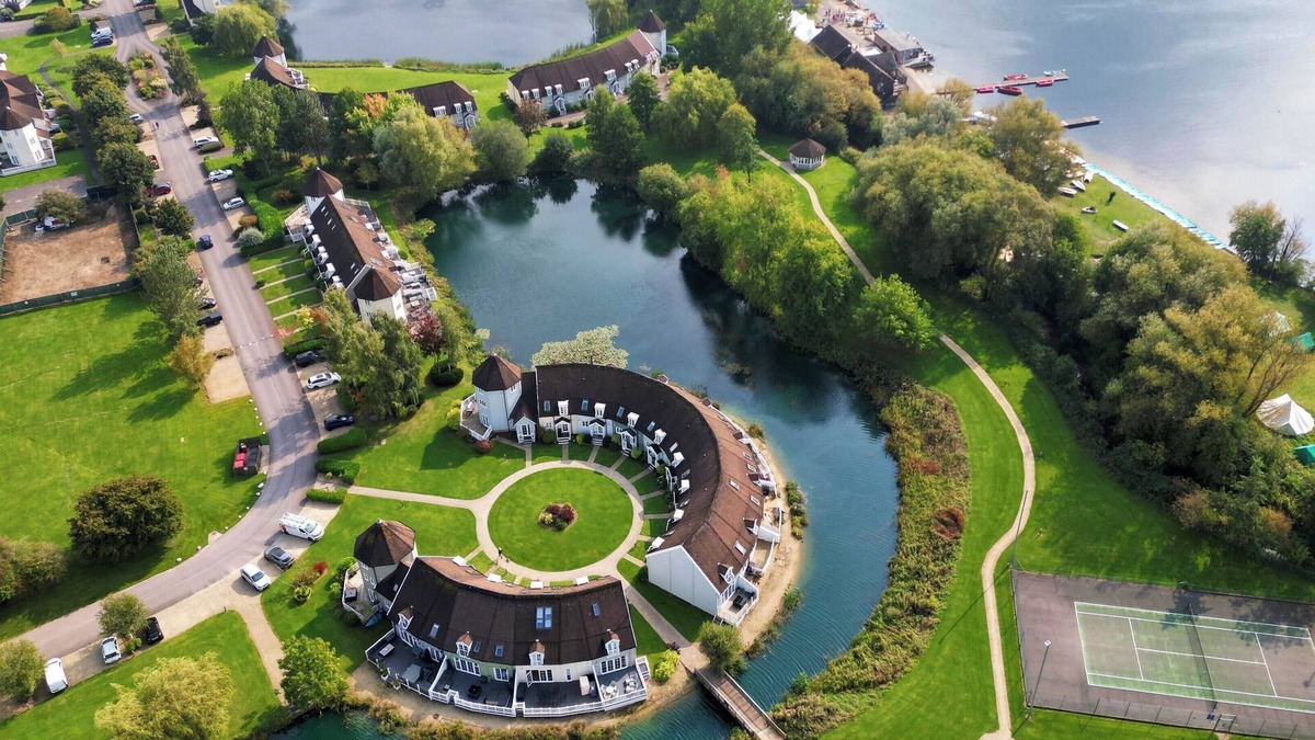 South Cerney Cabin | 'Pepperpot' Lodge on Isis & Windrush Lakes with Great On-site Facilities