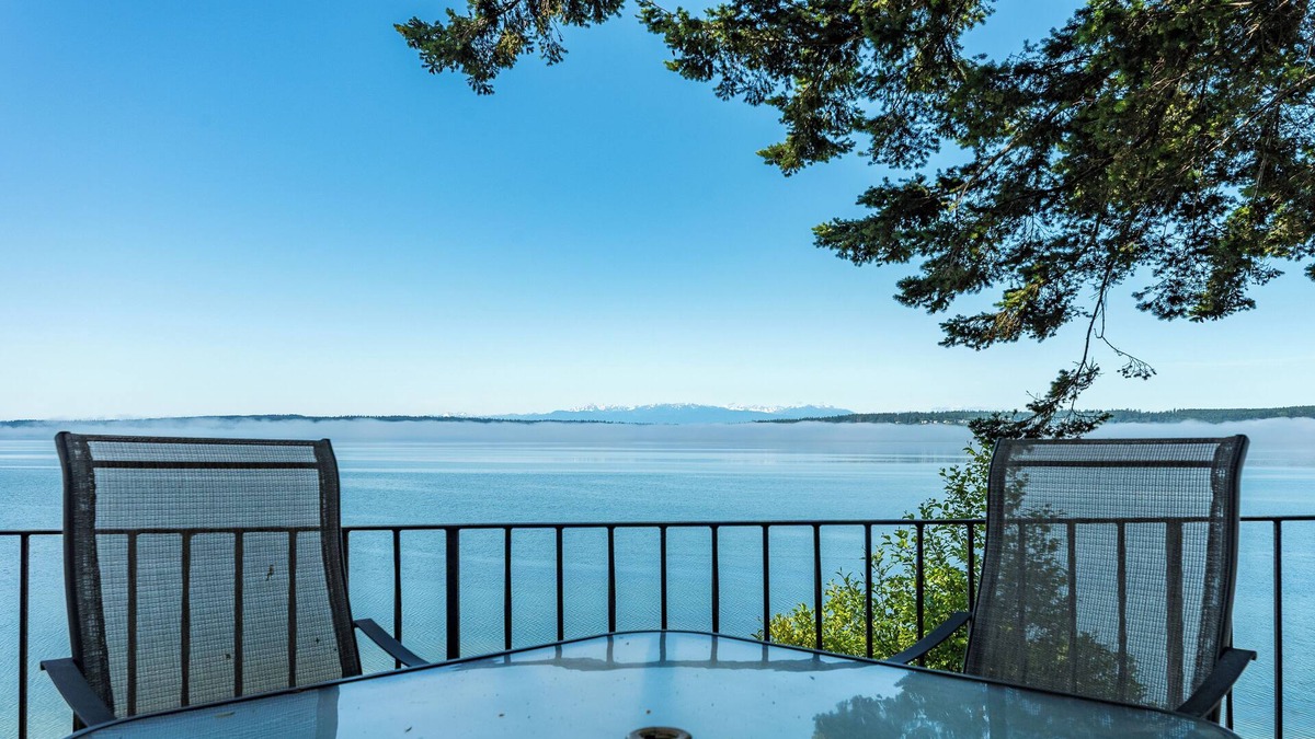 Camano Island House | Perch - Breezy Point Hideout: Waterfront w/Beach, Hot Tub, Kayak, Paddle
