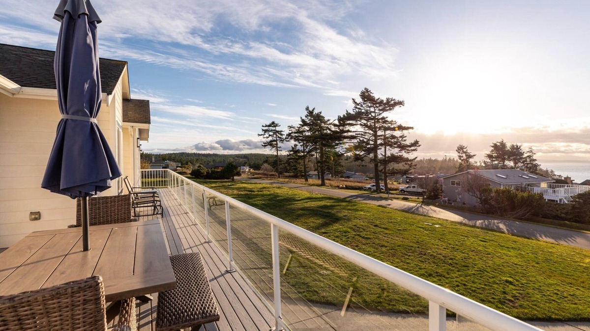 Oak Harbor House | Perch - La Fiesta 34: Luxe Retreat w/Serenity View & Firelit Comfort