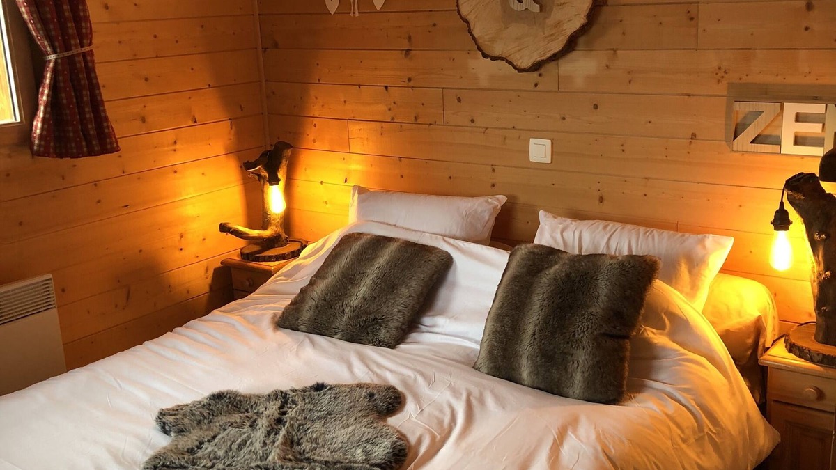 Evires Ski Chalet | Perched cabin with private Jacuzzi