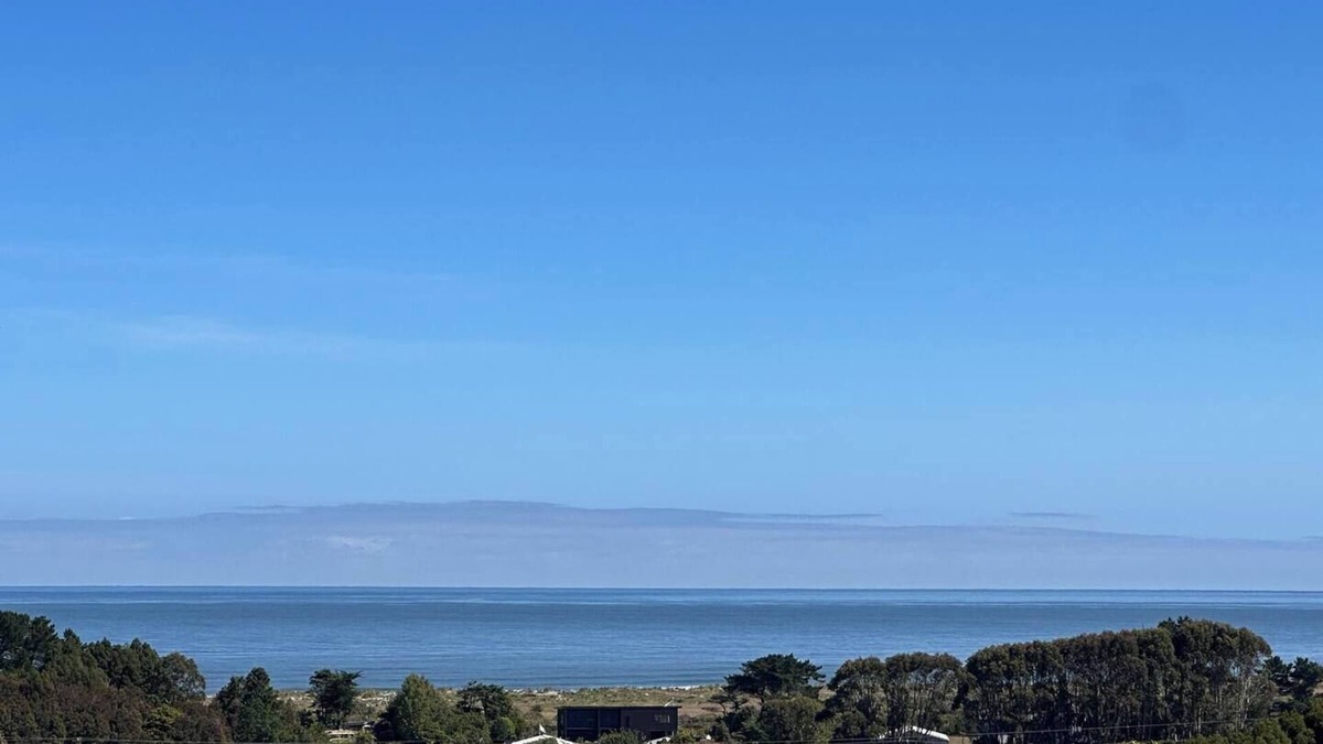 Hokitika Apartment | Perched on a peaceful ridge above the Tasman Sea, Sola Ridge offers a modern yet cozy retreat with breathtaking views.