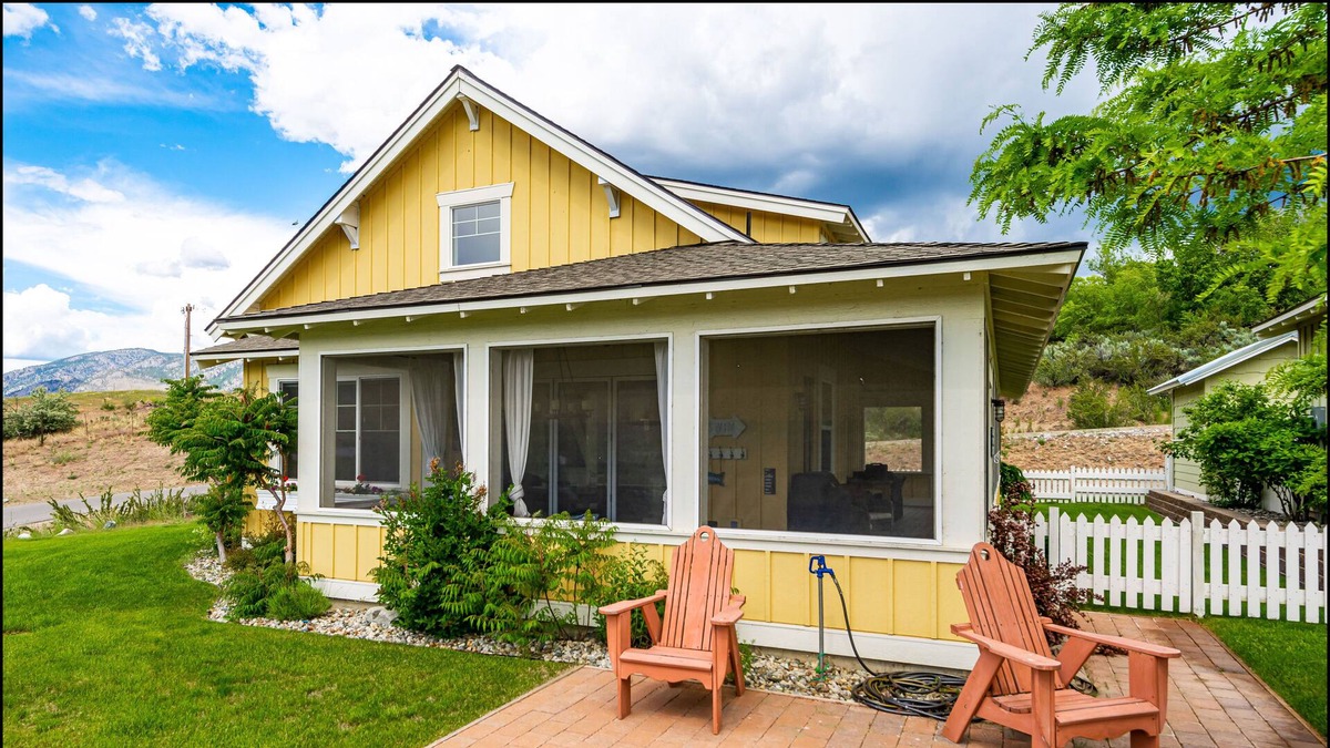 Oroville Cottage | Perched on the hill overlooking Veranda Beach & Lake Osoyoos
