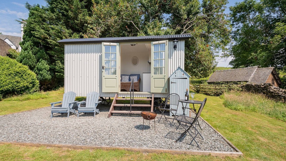 Windermere Cabin | Percy - a holiday Shepherds hut that sleeps 2 with an en-suite