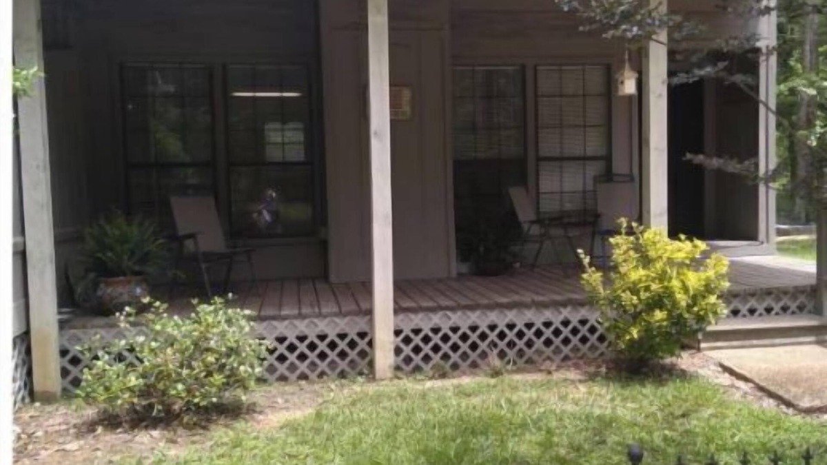 McComb Apartment | Percy Quinn Vacation Rental B
