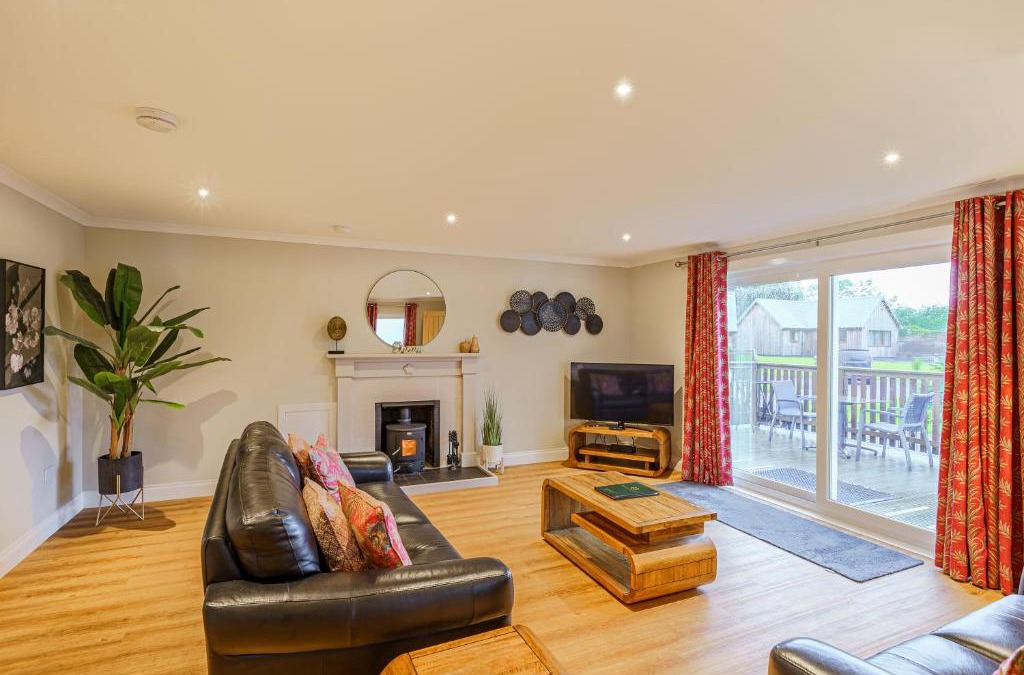 Newton Stewart House | Peregrine Cottage with Hot Tub