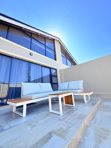Greendale Apartment | PEREZ Apartments - ELEGANT LIVING IN THE LUSH GREENDALE SURBUB
