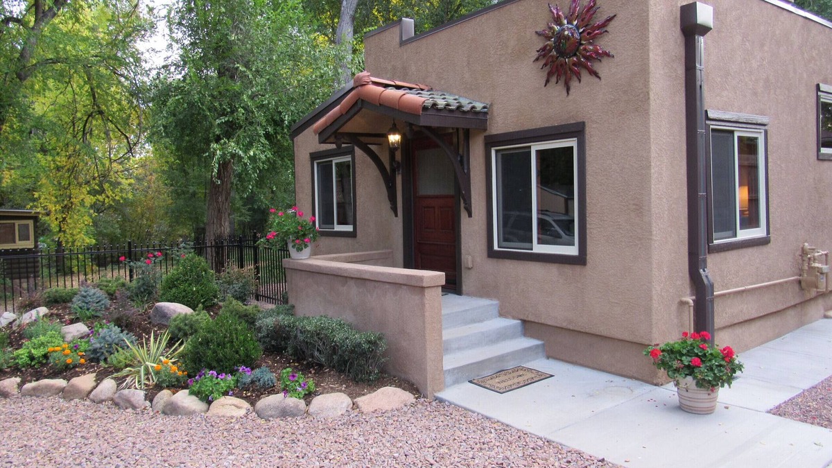 Broadmoor House | Perfect 2 Bedroom for Getaways and Remote Work or School!