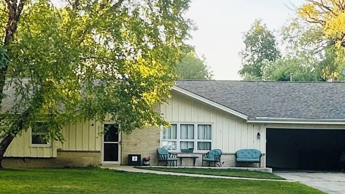 Racine House | Perfect 2024 RNC Milwaukee 4 Bedroom and 1 Bath