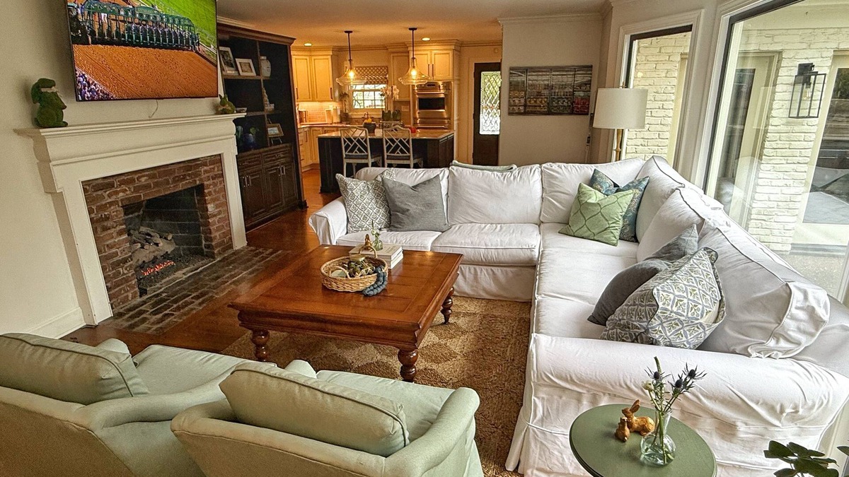 Glenview House | Perfect 3/4 Bedroom Home in Glenview Hills, Entertainers Dream inside and out!