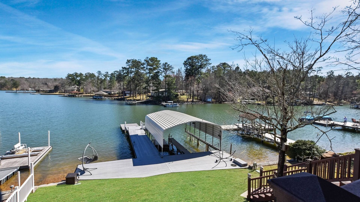 Eclectic House | Perfect 4 bed, 3 bath lake getaway w/amazing views in quiet cove!