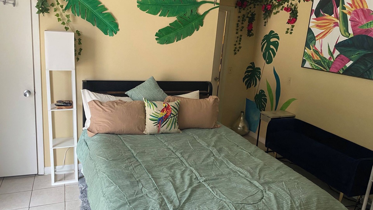 Casselberry Apartment | Perfect apartment with AC. Rest pool side underneath a gazebo. Free WiFi!
