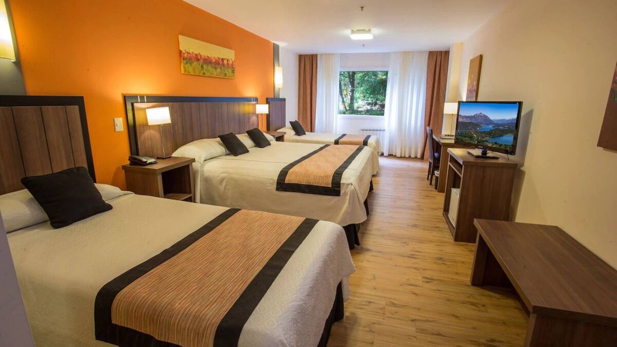 San Carlos de Bariloche Hotel | Perfect Hideaway: Garden View Room Near Nahuel Huapi Lake and Playa Del Centro