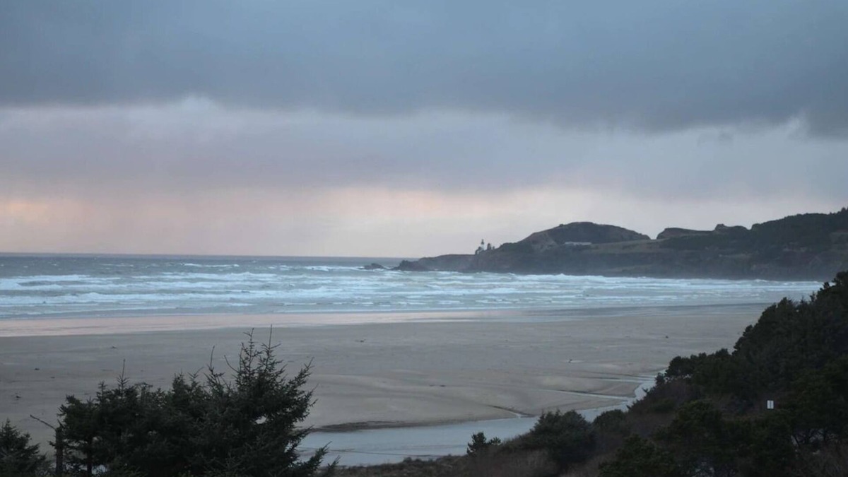 Newport Hotel | Perfect Beach Escape! Ocean Front Room | Free Parking and Indoor Pool