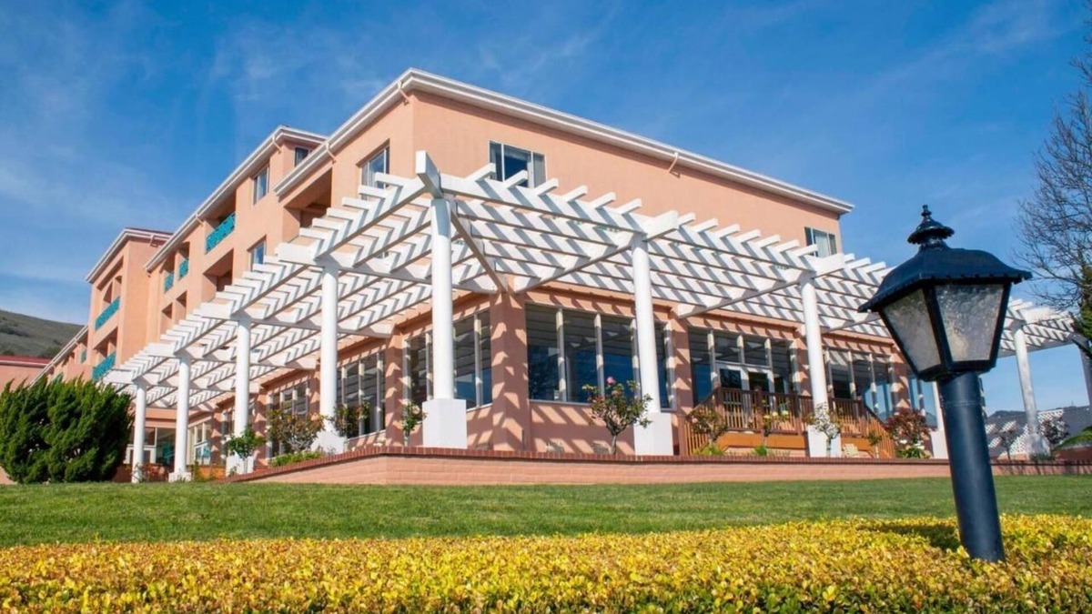 Avila Beach Hotel | Perfect Beach Getaway! Full Kitchen, Free Parking, Steps to Avila Beach Pier