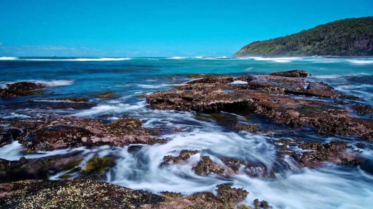 Budgewoi House | Perfect Beachhouse - Lakes & Surf at your Feet