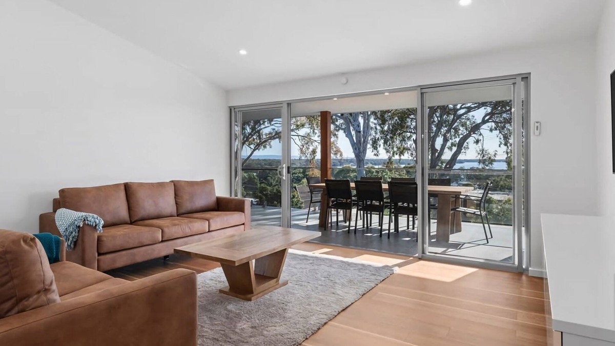 Budgewoi House | Perfect Beachhouse Lakes Surf at your Feet