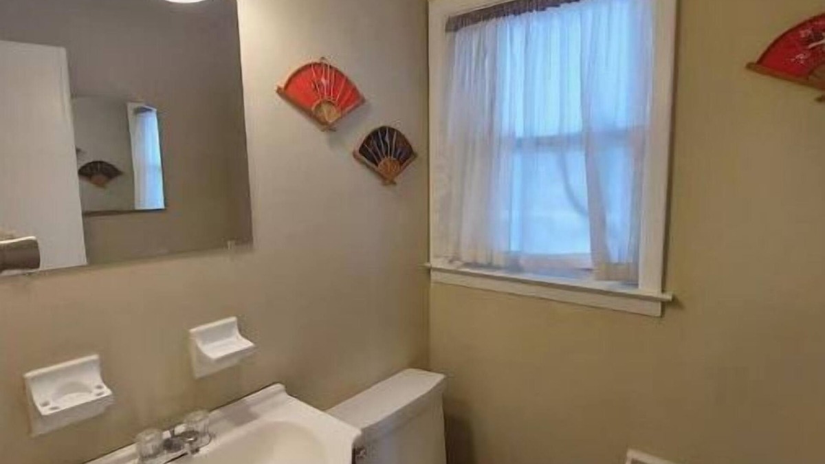 Rosewood House | Perfect commute.lots of room and free parking!