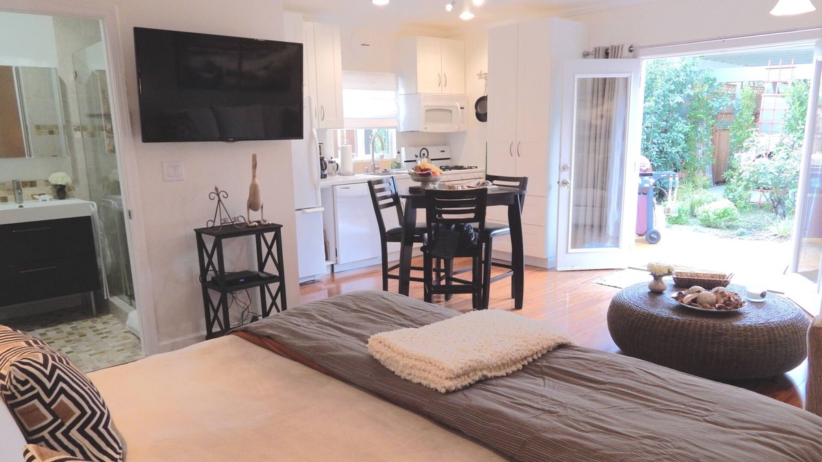 Van Nuys Cottage | Perfect Cottage w/private garden & garage in Sherman Oaks area