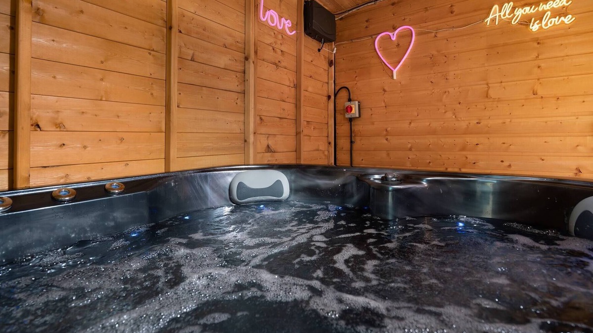 Peacehaven House | Perfect Couple Retreat To Unwind&relax With Hottub