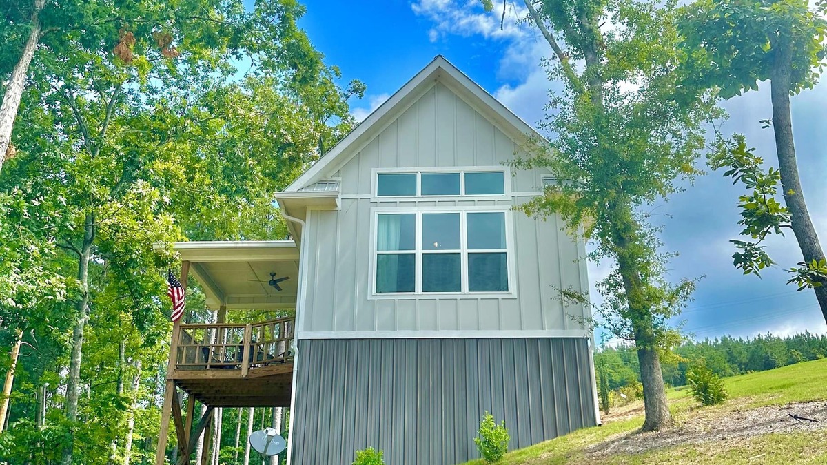 Cedar Bluff House | Perfect Escape to "Stilts". Lake, Pool, Hottub, kayaks, and countless fun!