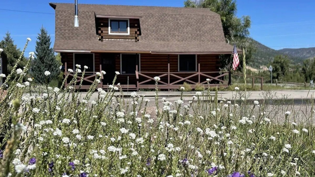 South Fork Cabin | Perfect Family Cabin! 3 Master Suites, Sleeps 10, next to the park!