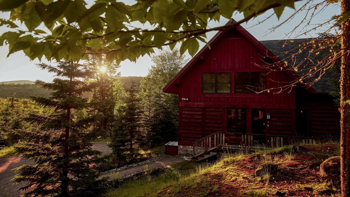 Lac Superieur Village Ski Chalet | Perfect Family Cottage - 5 Bedrooms with Hot Tub, Lake and Pool Access at Private Club