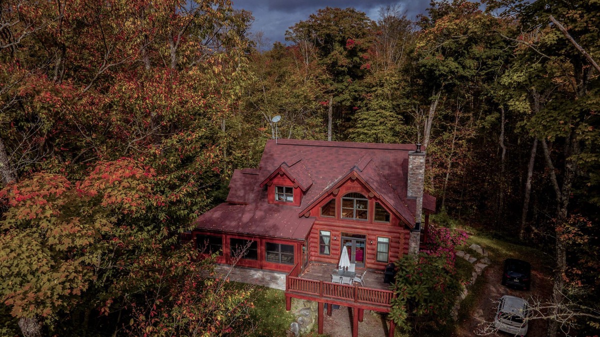 Riviere-Rouge Ski Chalet | Perfect Family Cottage - 4 Bedrooms with Lake Access, Hot Tub and Pool Table