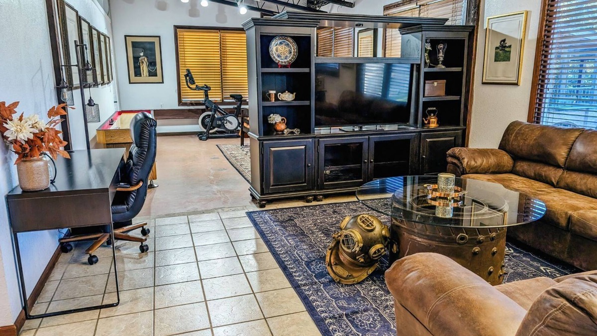 Bacliff House | Perfect Family Escape: Playground, Fire Pit, Games & Boat Parking Near Kemah!